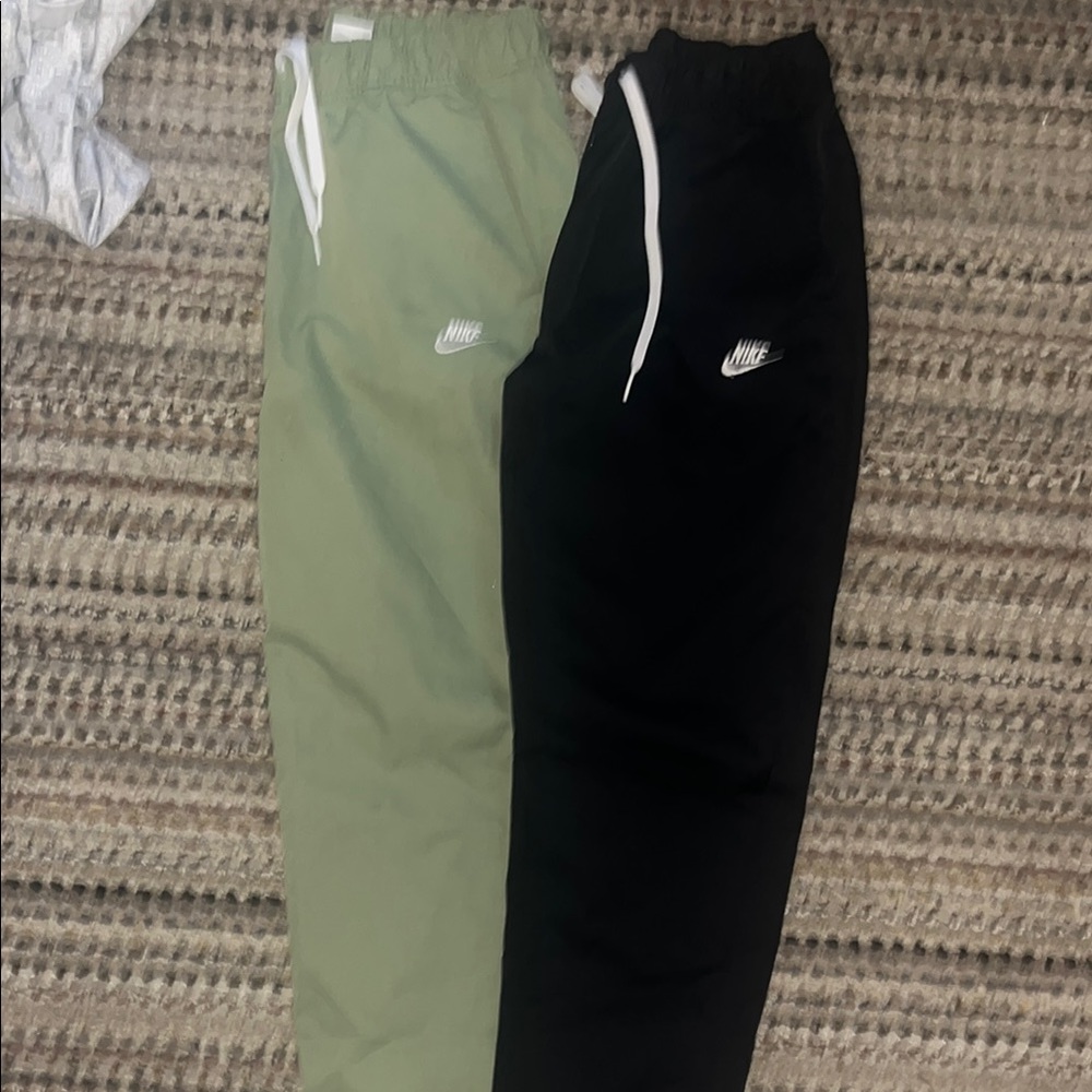 Bundle Men’s Nike woven tapered pants